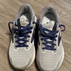 Brooks Gray Running Shoes with Purple Highlights